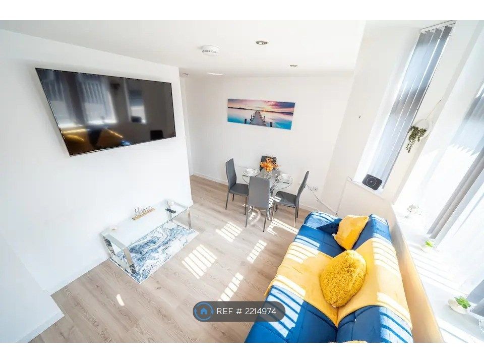 2 bed flat to rent in Newhey Road, Milnrow, Rochdale OL16, £1,200 pcm