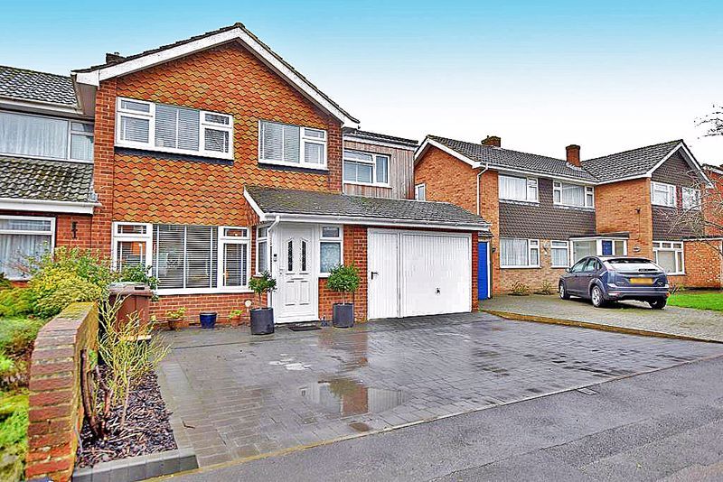 4 bed semidetached house for sale in River Way, Larkfield, Aylesford