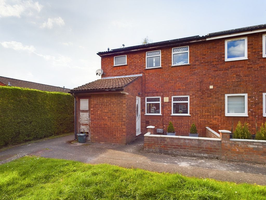3 bed end terrace house for sale in Evenlode Close, Walton Court