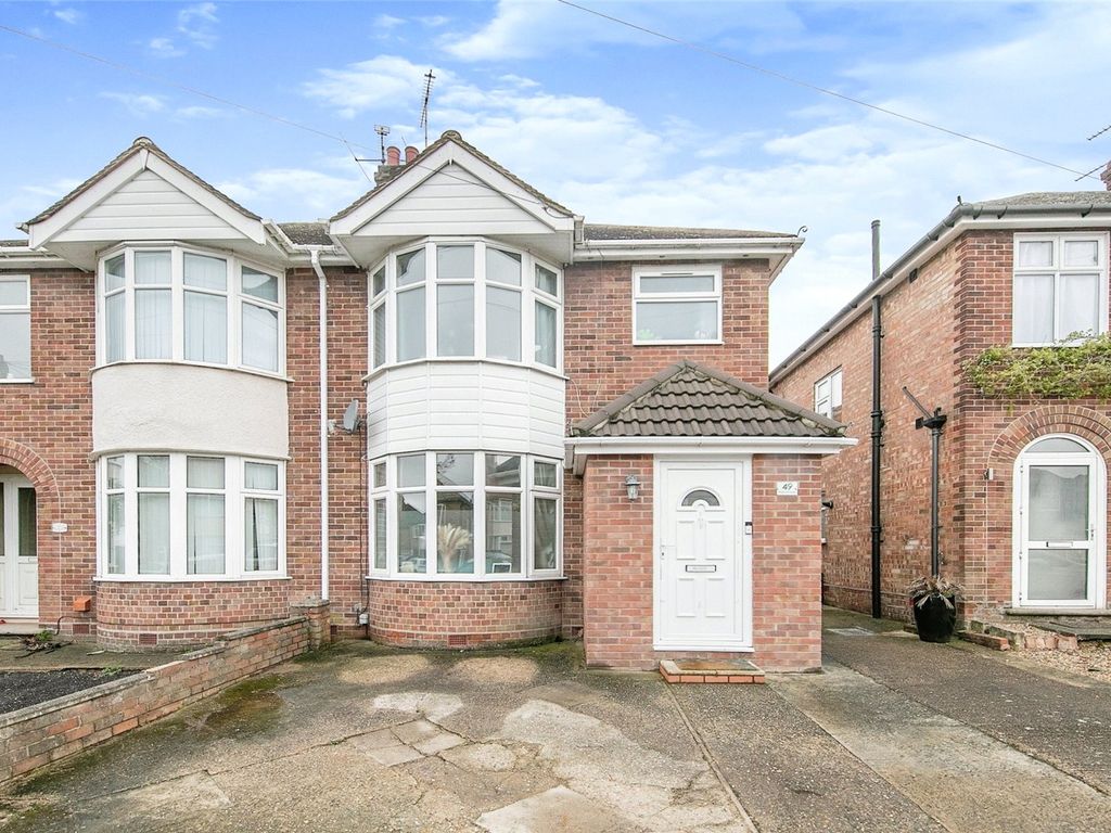 3 bed semidetached house for sale in Pinecroft Road, Ipswich, Suffolk