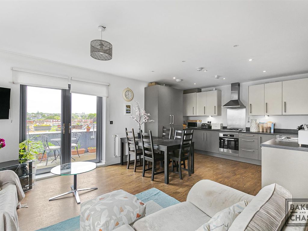 3 bed flat for sale in Baker Street, Enfield EN1, £400,000 Zoopla