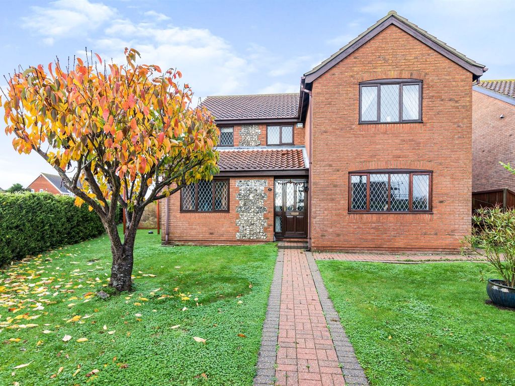 4 bed detached house for sale in Pickwick Drive, Blundeston, Lowestoft