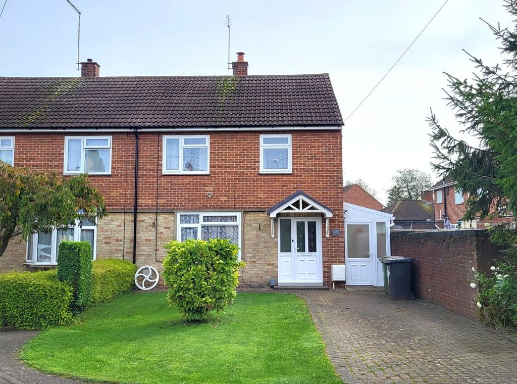 3 bed semidetached house for sale in Cotswold Close, Paston