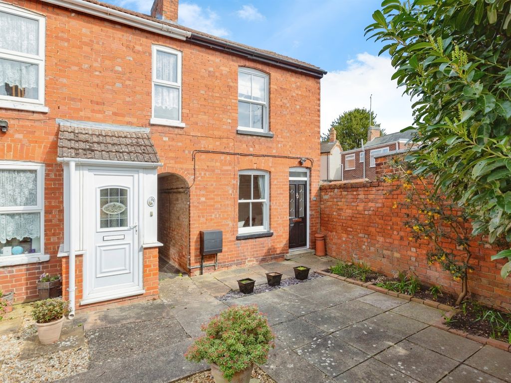 2 bed end terrace house for sale in Beaconsfield Place, Newport Pagnell