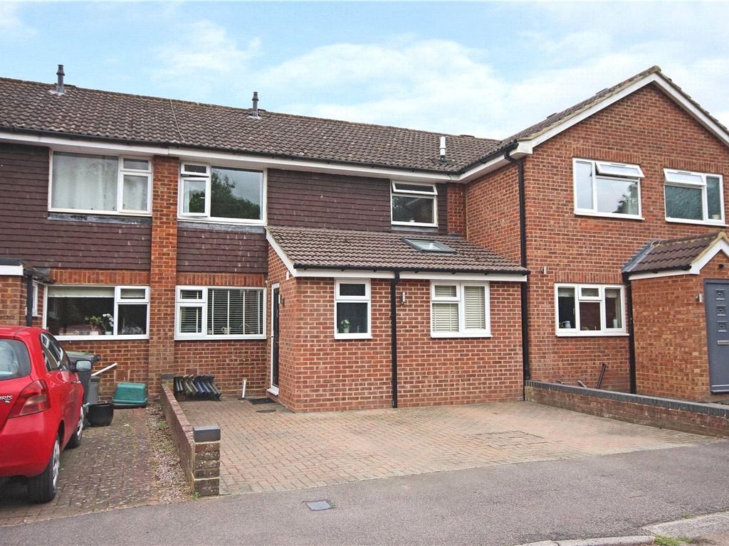4 bed terraced house to rent in Long Meadow, Markyate, St. Albans