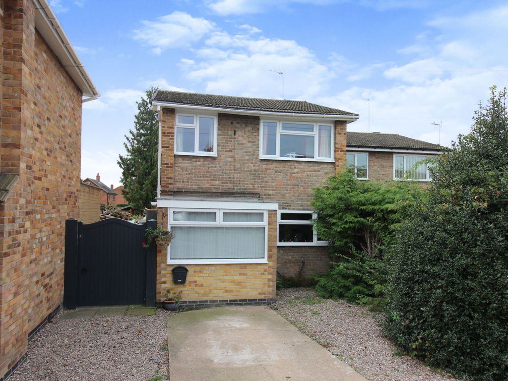 3 bed detached house for sale in Mickledale Close, Bilsthorpe, Newark