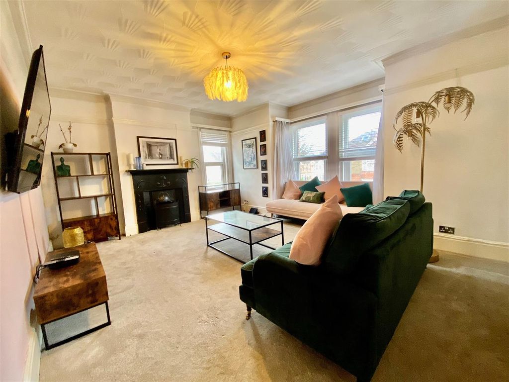 2 bed flat to rent in Sussex Road, Broadwater, Worthing BN11, £1,250