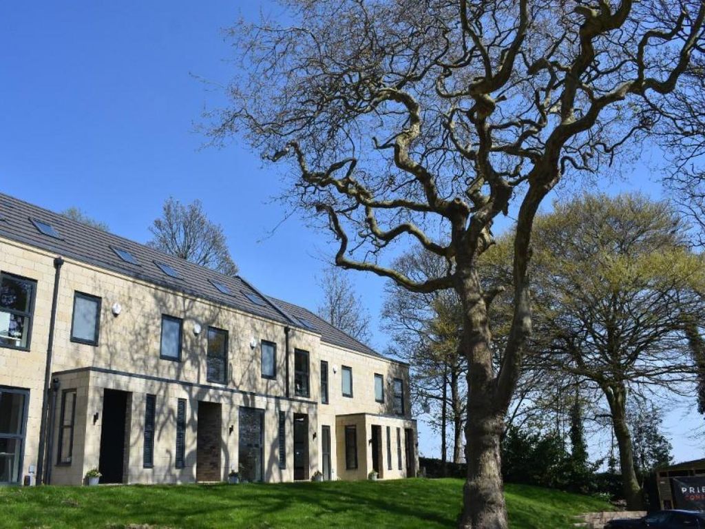 4 bed town house for sale in Fawcett Lane, Lower Wortley, Leeds LS12