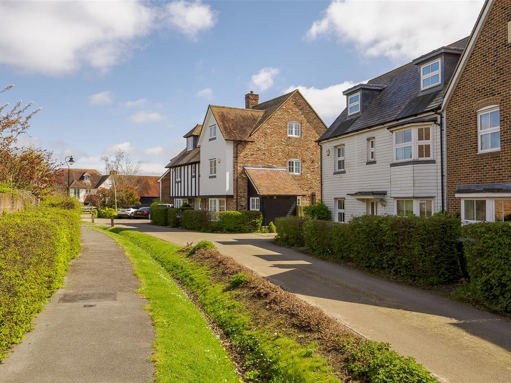 5 bed end terrace house for sale in St. Pauls Court, Lynsted