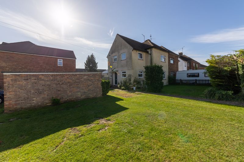 3 bed semidetached house for sale in Loring Road, Dunstable LU6, £