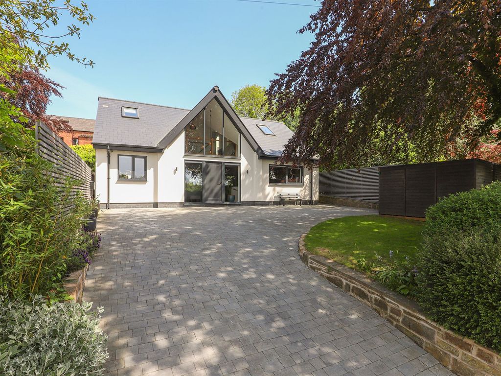 4 bed detached bungalow for sale in Ashgate Road, Chesterfield S40, £