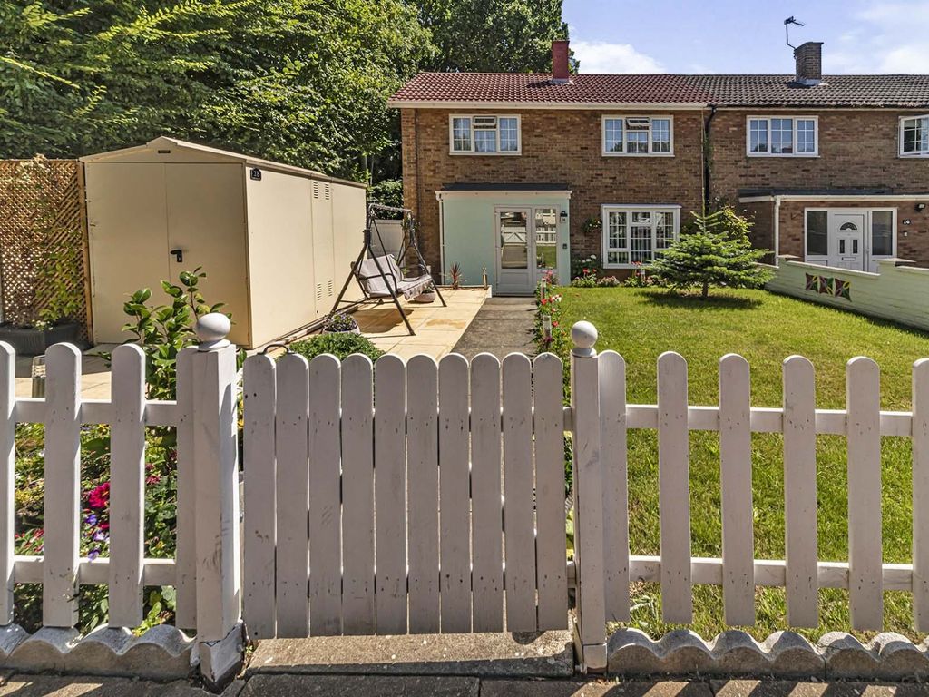 3 bed end terrace house for sale in Edgeworth Close, Oaks Cross
