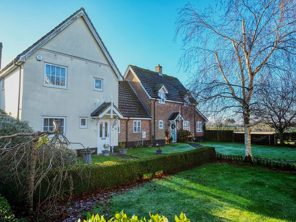 3 bed linkdetached house for sale in Springfield Way, Hingham NR9, £