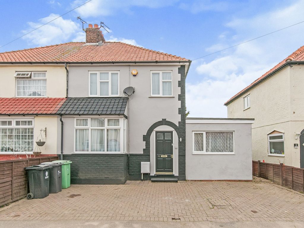 4 bed semidetached house for sale in Thomas Road, ClactonOnSea CO15