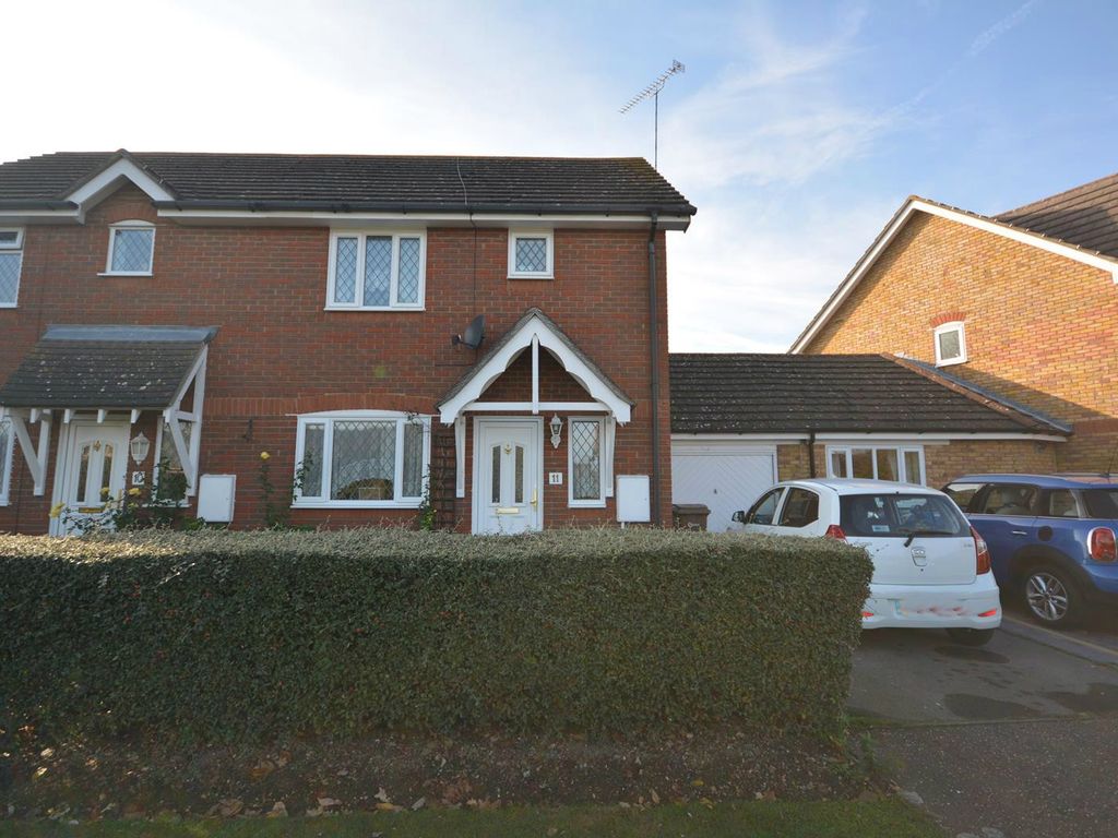 2 bed semidetached house to rent in Court Road, Broomfield CM1, £1,400