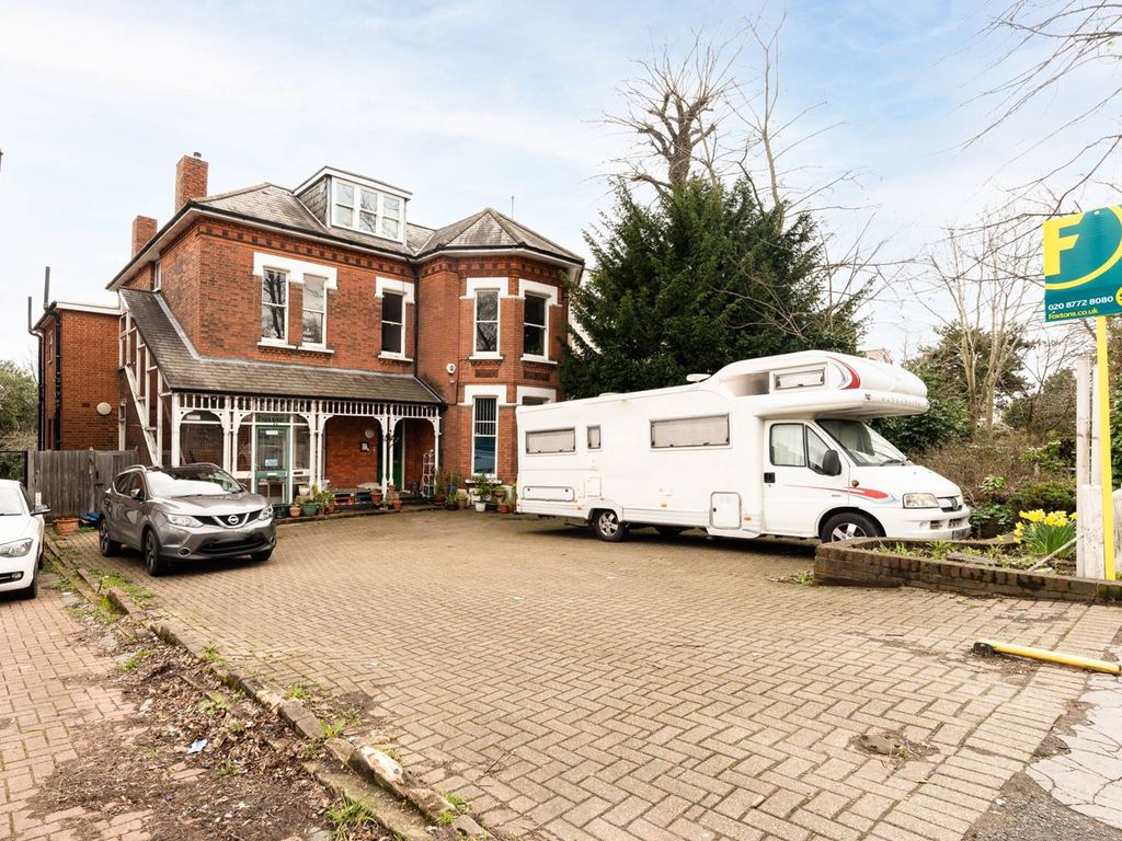 10 bed detached house to rent in Beulah Hill, Upper Norwood, London