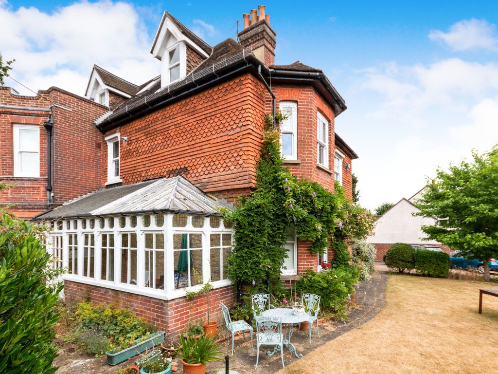 2 bed flat to rent in Knoll Road, Godalming GU7 Zoopla