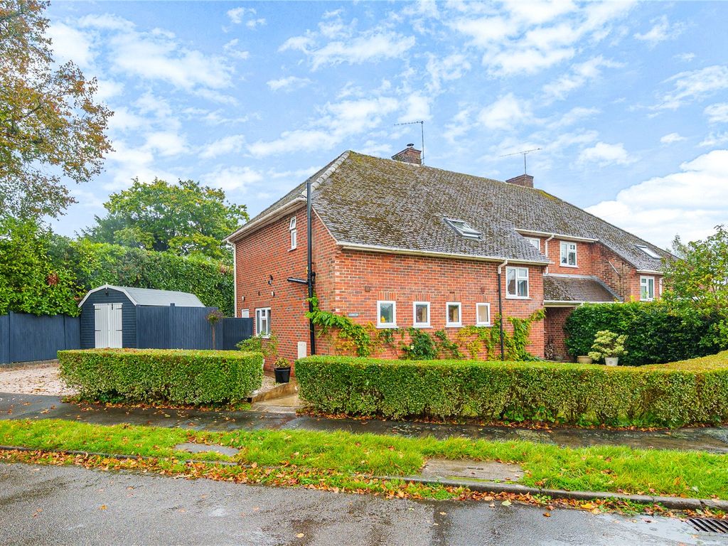 4 bed semidetached house for sale in Greenhill Way, Farnham, Surrey