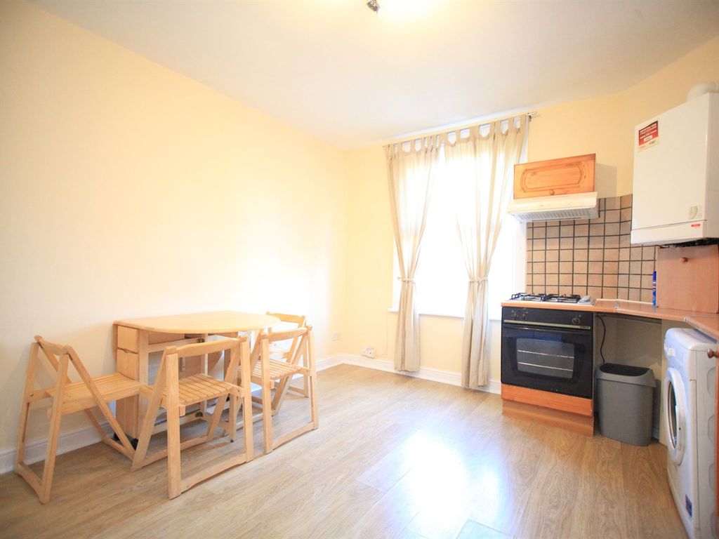 2 bed flat to rent in Finchley Road, South Hampstead NW3, £1,750 pcm Zoopla