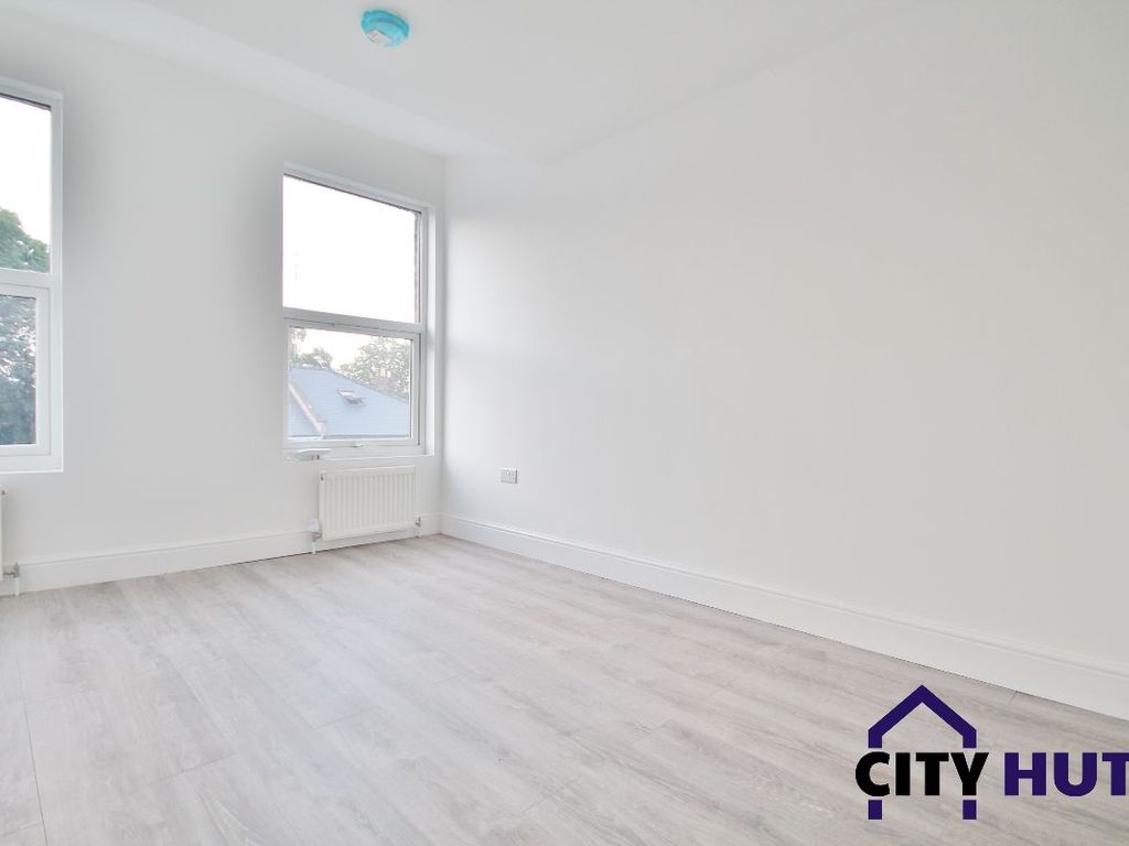 4 bed flat to rent in Homerton High Street, London E9, £3,300 pcm Zoopla