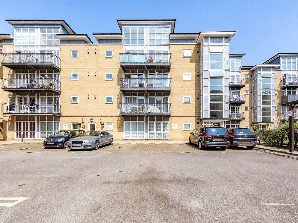 2 bed flat to rent in Amber Court, High Street, Romford, Essex RM1, £