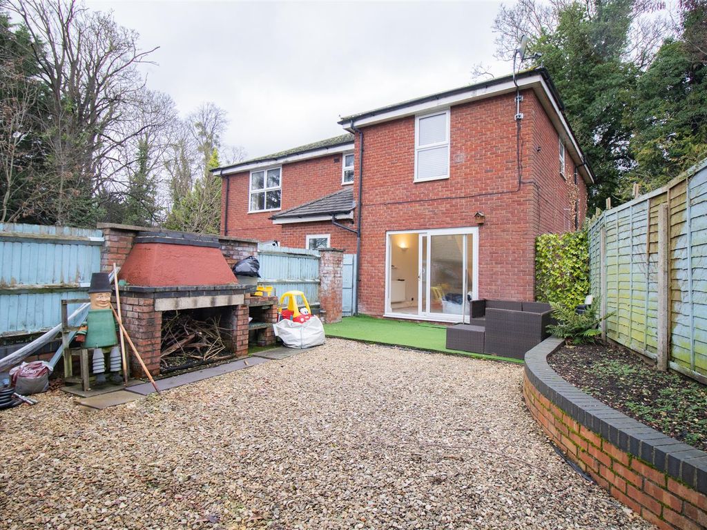 2 bed flat to rent in London Road, Charlton Kings, Cheltenham GL52, £