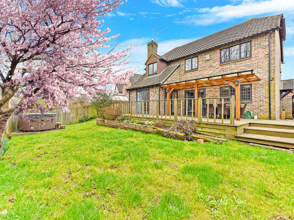 4 bed detached house for sale in Low Meadow, Halling, Rochester. Kent