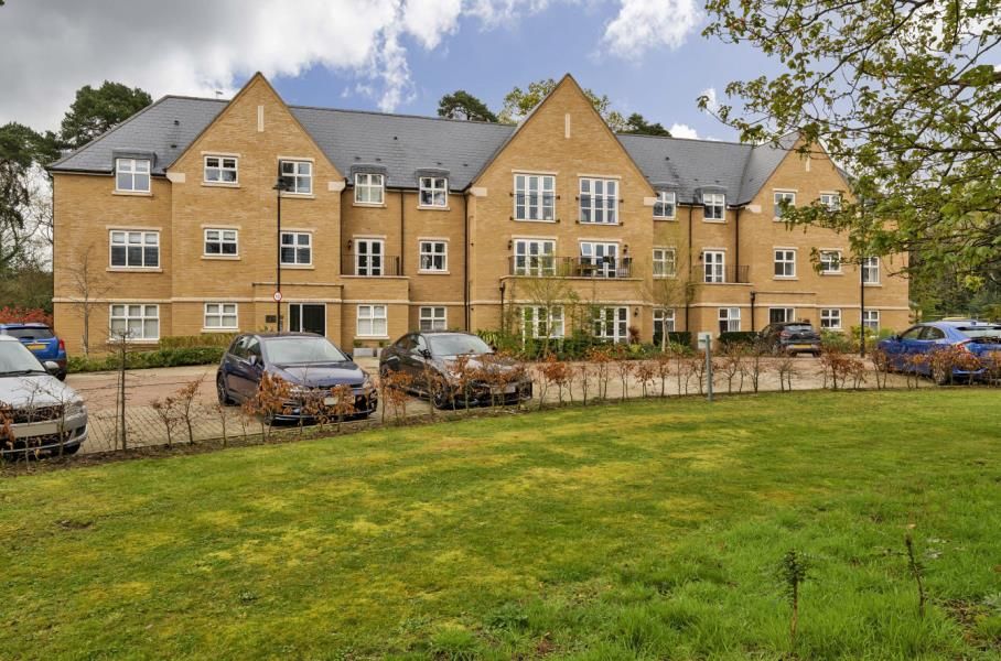 2 bed flat to rent in Queenswood Crescent, Englefield Green, Egham TW20