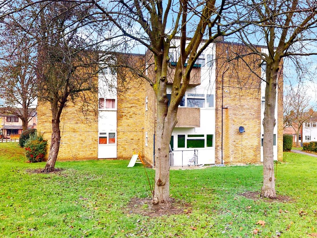 2 bed flat for sale in Mistley Side, Basildon, Essex SS16, £200,000