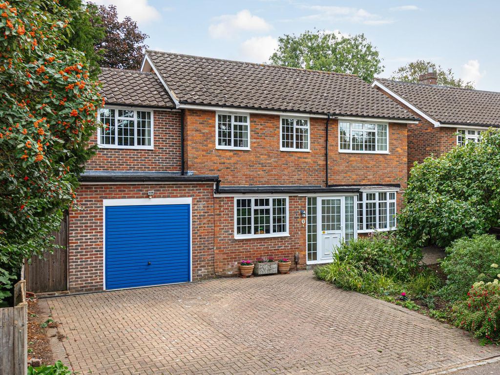 4 bed detached house for sale in Richmond Close, Epsom KT18, £1,000,000 Zoopla
