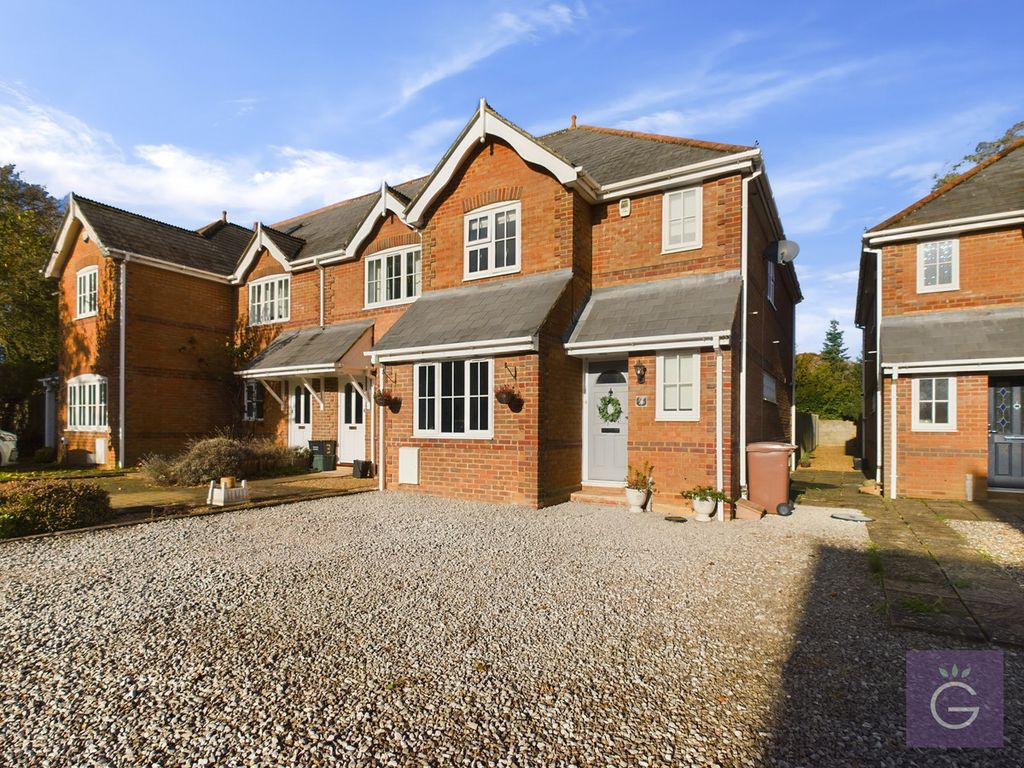 3 bed end terrace house for sale in High Street, Twyford RG10, £600,000