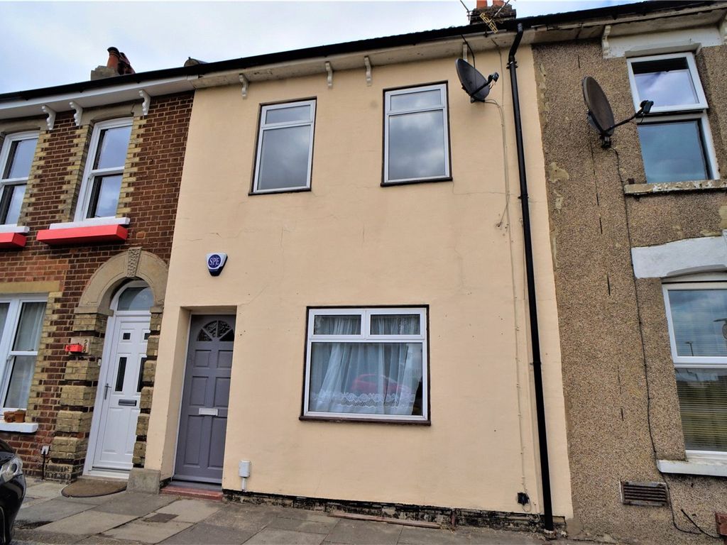 3 bed terraced house to rent in Watling Street, Rochester, Kent ME2