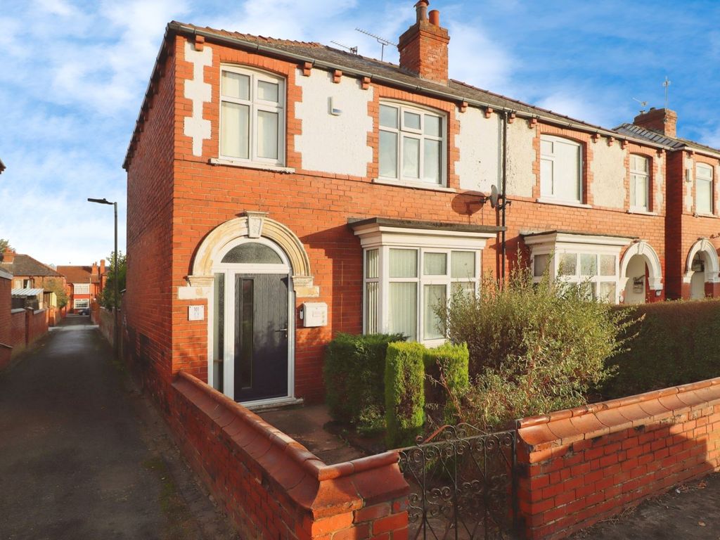 3 bed semidetached house for sale in Wentworth Road, Doncaster DN2, £