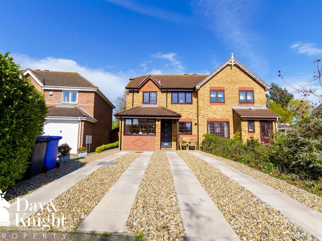 3 bed semidetached house for sale in St. Matthews Avenue, Beccles NR34