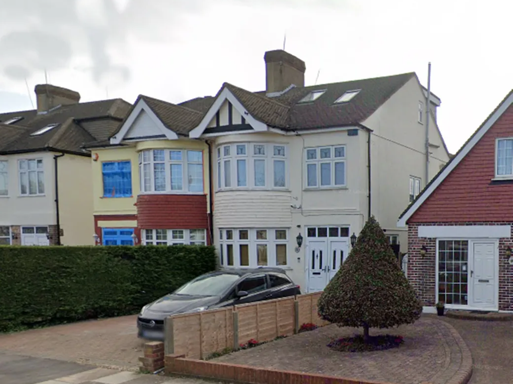 Studio to rent in Marlborough Drive, Ilford IG5, £800 pcm Zoopla