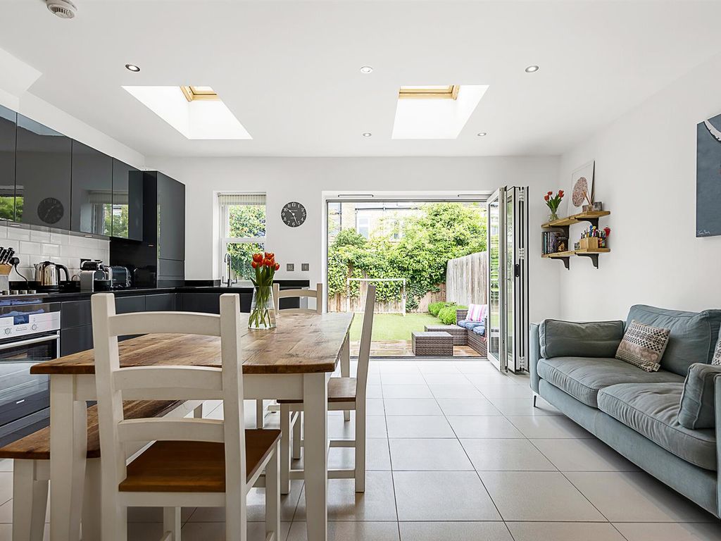 4 bed property to rent in Freshford Street, Earlsfield, London SW18