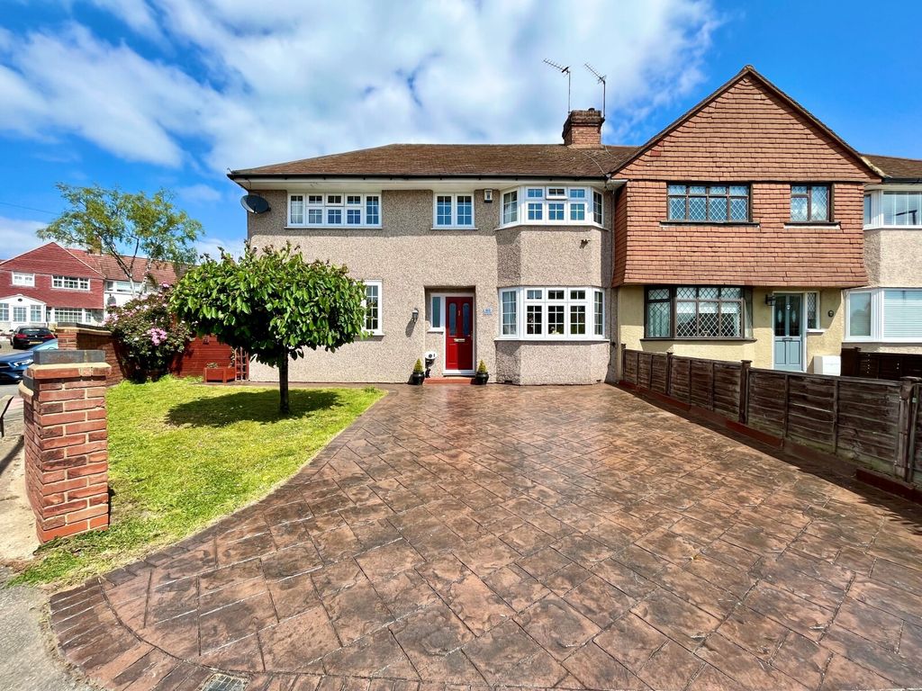 4 bed end terrace house for sale in Blackfen Road, Blackfen, Kent DA15