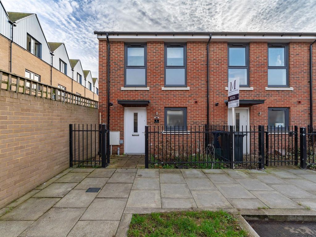 2 bed terraced house for sale in Potters Road, Southall UB2, £450,000