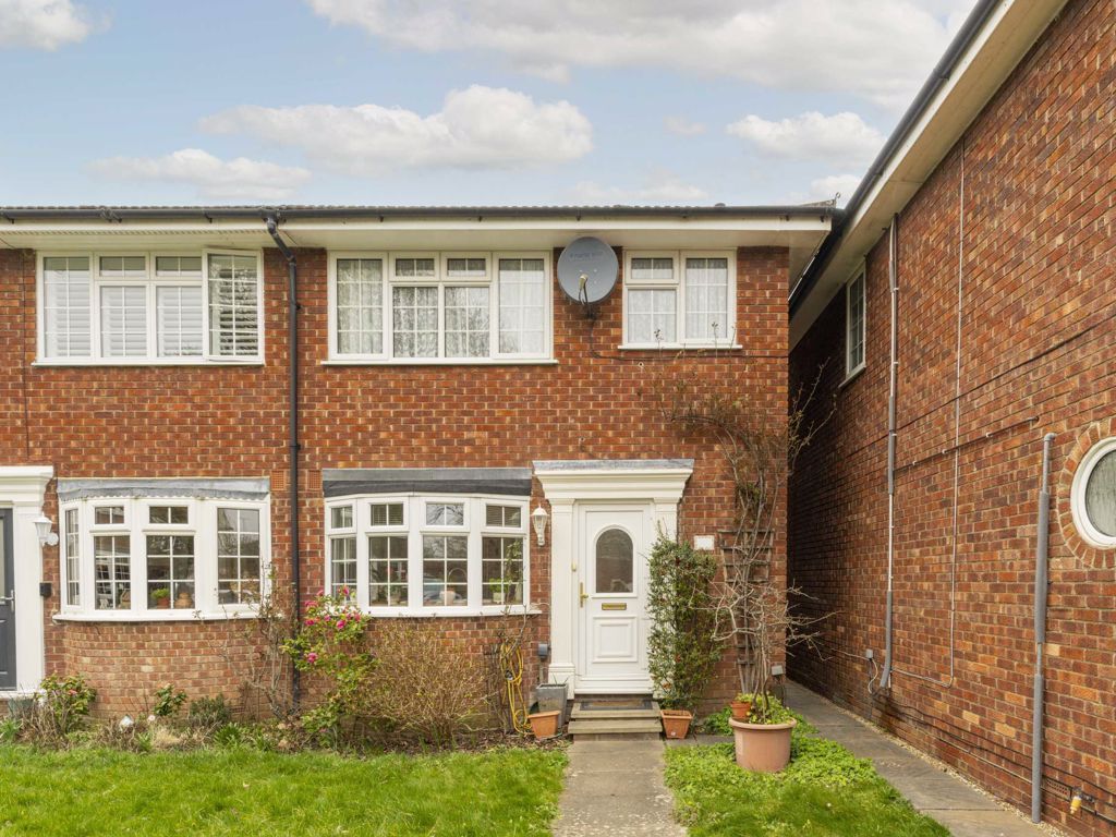 3 bed property for sale in Fairlawns, SunburyOnThames TW16 Zoopla