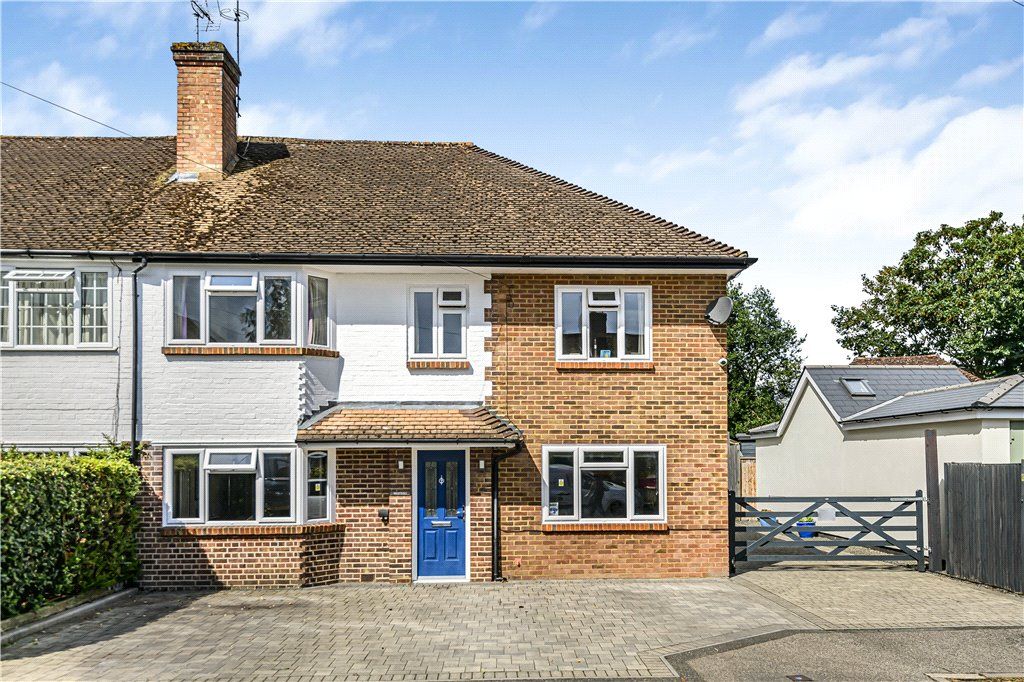 5 bed semidetached house for sale in Birchfield Close, Addlestone