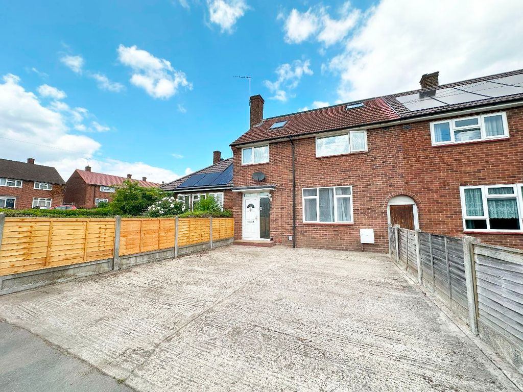 4 bed end terrace house for sale in Longtown Road, Romford RM3, £