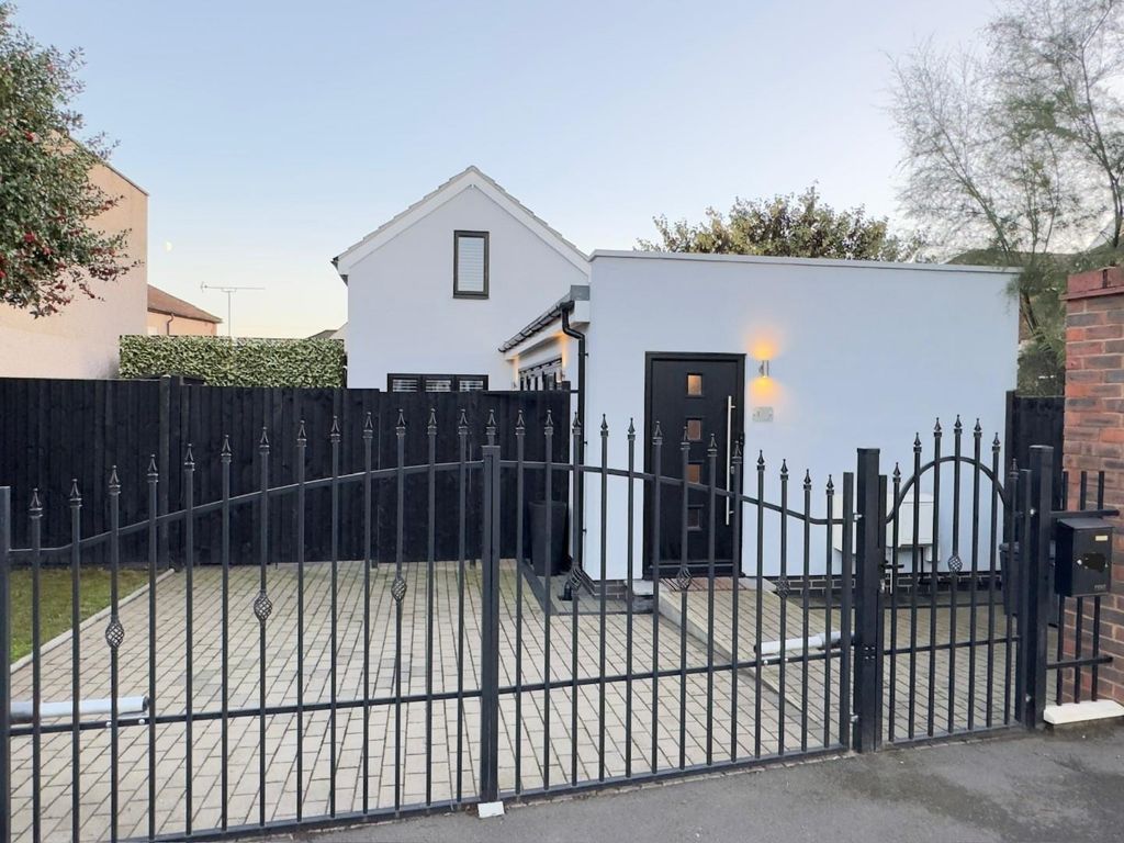 2 bed detached house for sale in Sherwood Park Avenue, Blackfen, Sidcup