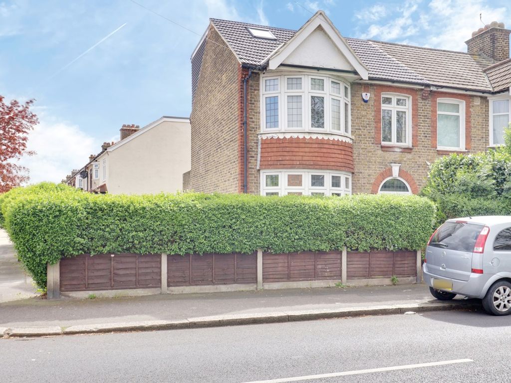 4 bed end terrace house for sale in Upminster Road South, Rainham RM13