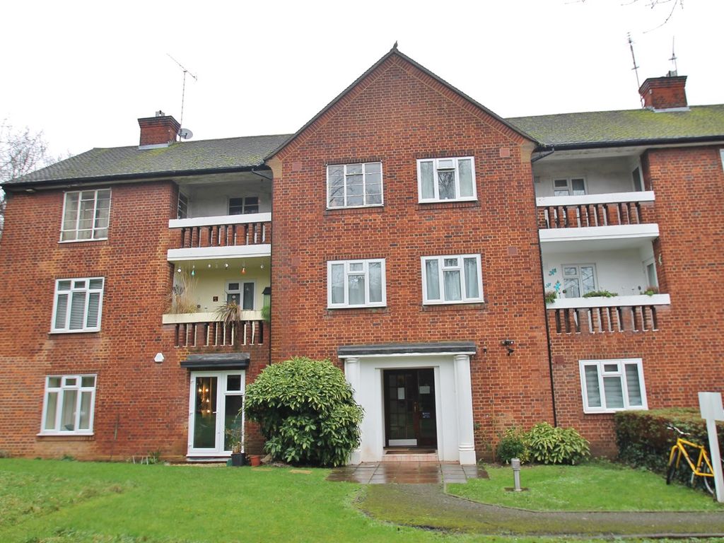 2 bed flat to rent in Woodham Court, London E18 Zoopla
