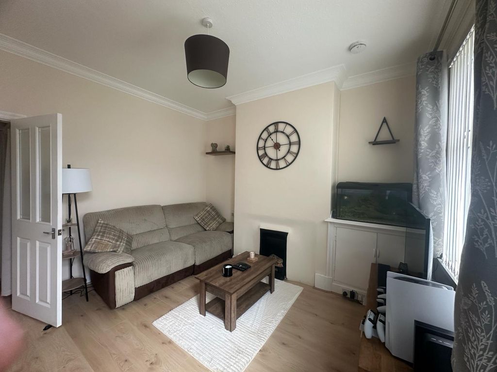 2 bed terraced house to rent in Harrison Road, Leicester LE4, £1,150