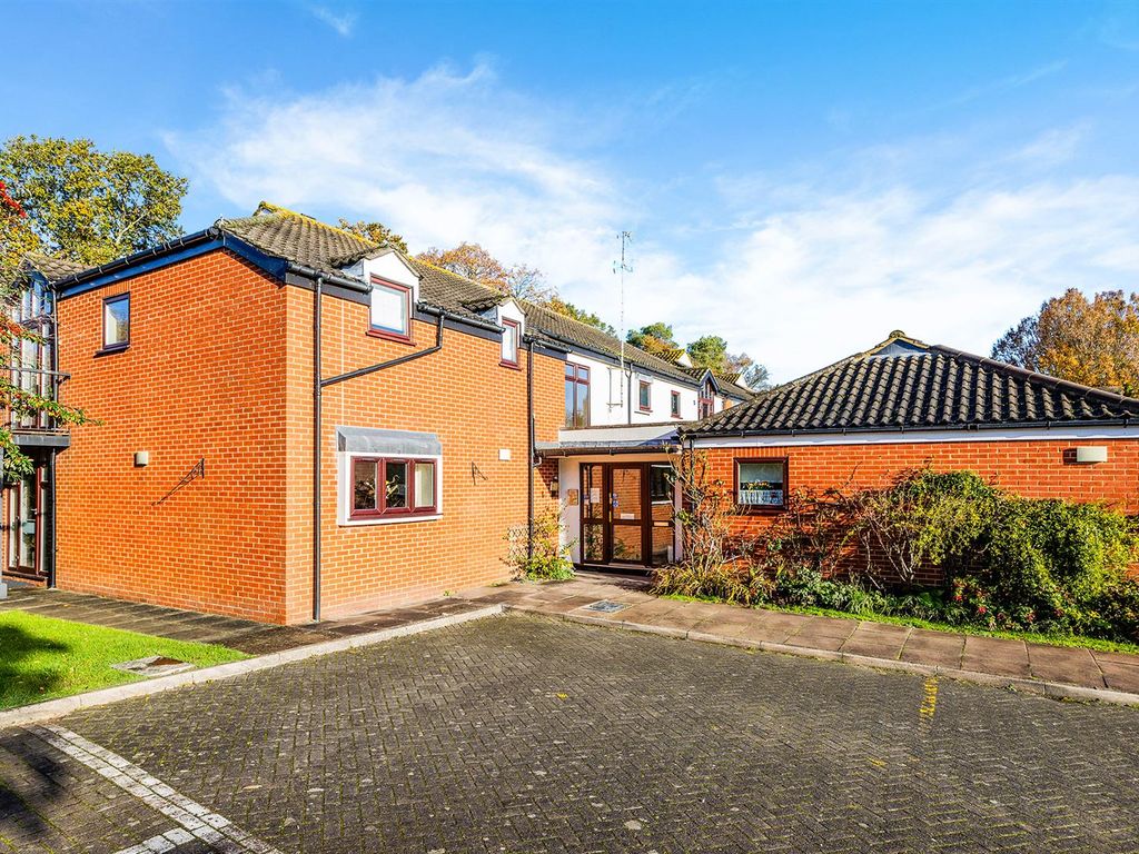 2 bed flat for sale in Stoke Ridings, Chapel Road, Tadworth KT20, £