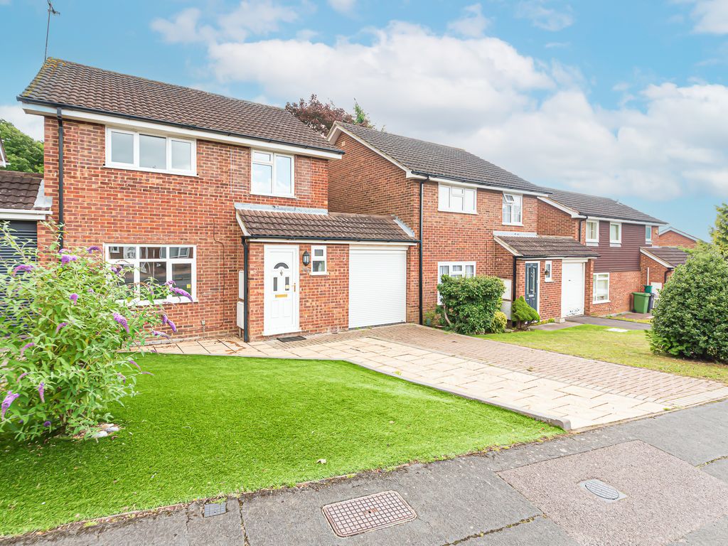 3 bed semidetached house to rent in Buckingham Way, Frimley, Camberley