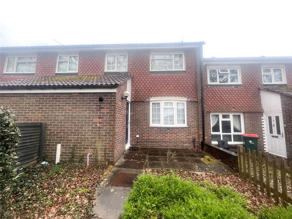 3 bed terraced house to rent in Stoneycroft Walk, Ifield, Crawley, West