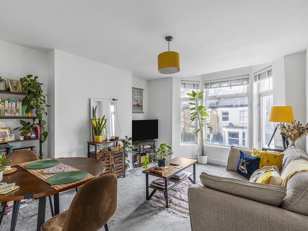 1 bed flat to rent in Hartfield Crescent, London SW19, £1,750 pcm Zoopla