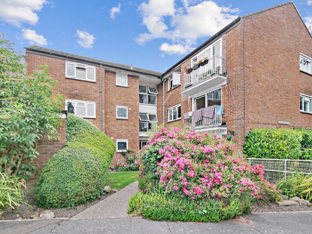 1 bed flat for sale in Newlands Crescent, East Grinstead RH19, £165,000